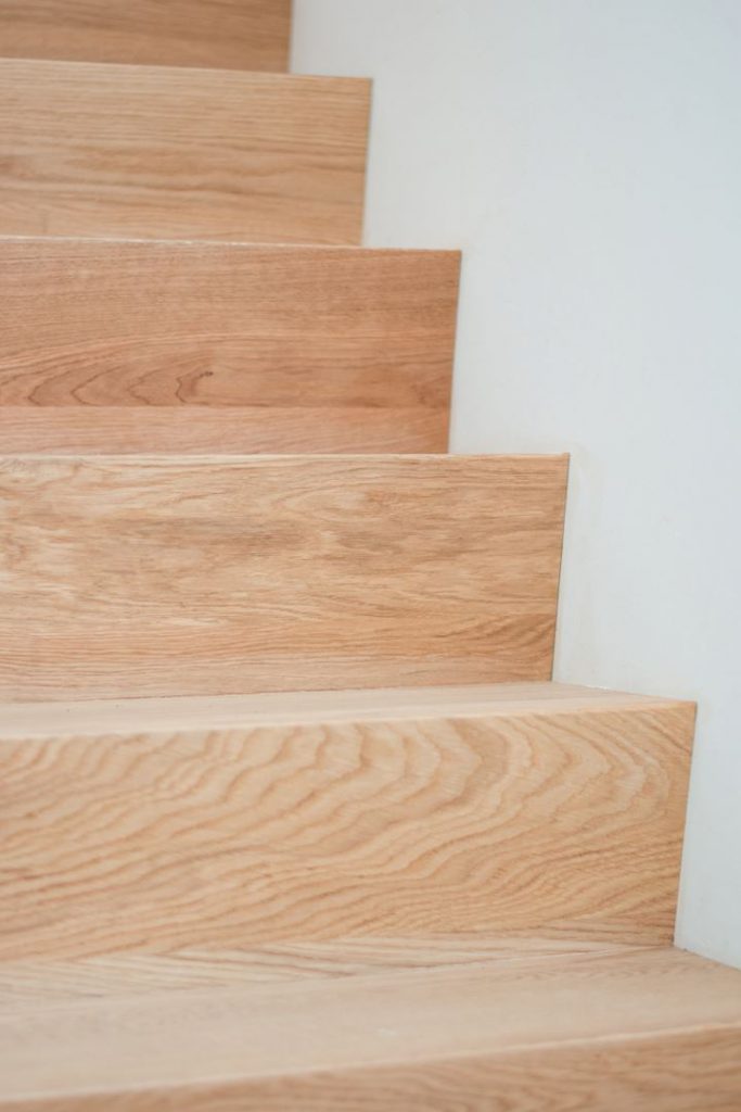 detailfoto van een houten trap op maat