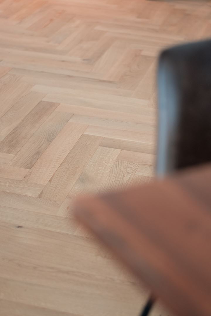 voorbeeld van houten vloeren detail van parketvloer in visgraatmotief
