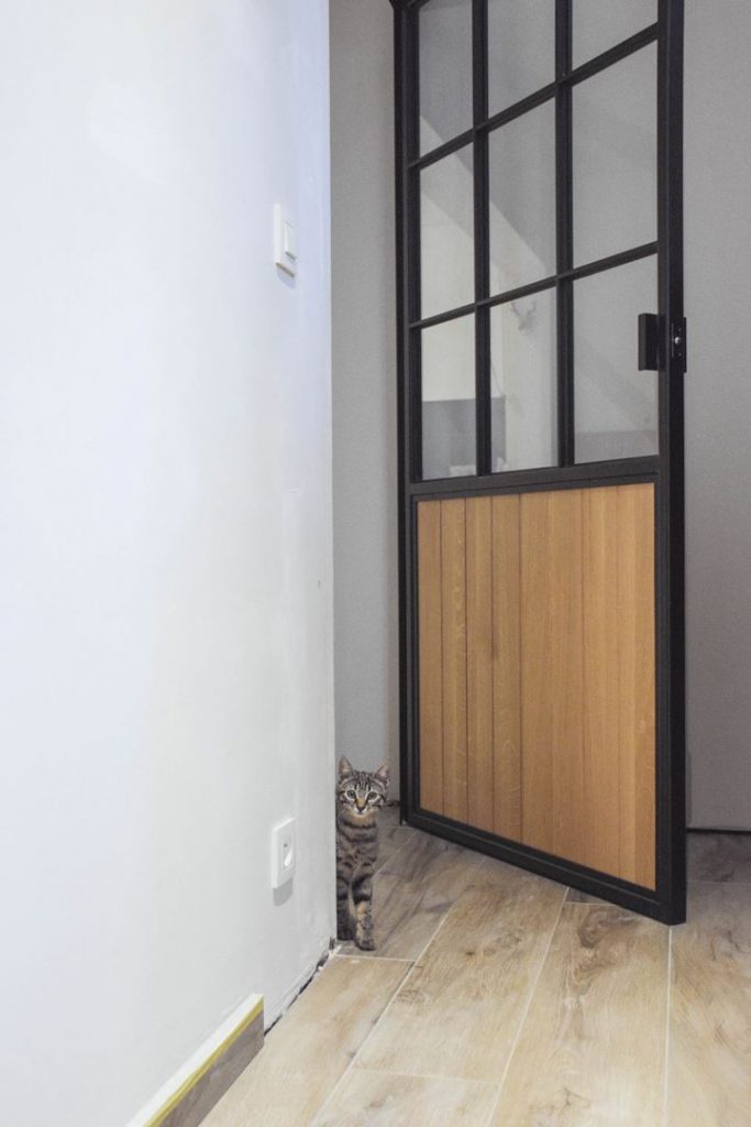 houten binnendeuren met glas bovenaan en metaal/stalen afwerking
